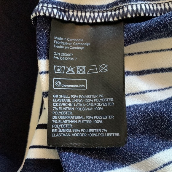 NWOT H&M Women’s V-neck Dress in Modern, Striped Print in Size Medium - Picture 7 of 8